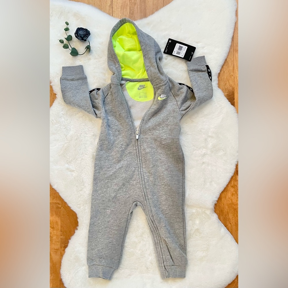 New with tags NIKE BABY’S ONE PIECE HOODED OUTFIT with logo and zip front Grey